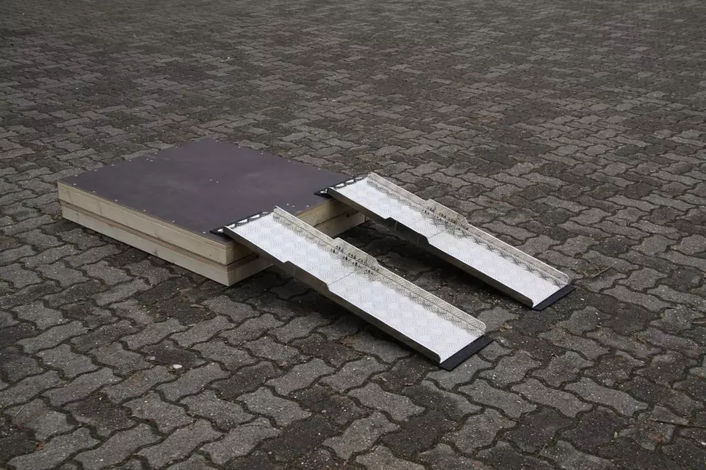 Klappbare Aluminium Transport- / Rollstuhlrampe für Stufen und Absätze. sowie Schwellen. Hier als Stufenrampe im Einsatz Die klappbare Aluminium Transportrampe / Rollstuhlrampe für Stufen und Absätze sowie Schwellen. Hier als Stufenrampe zu sehen.