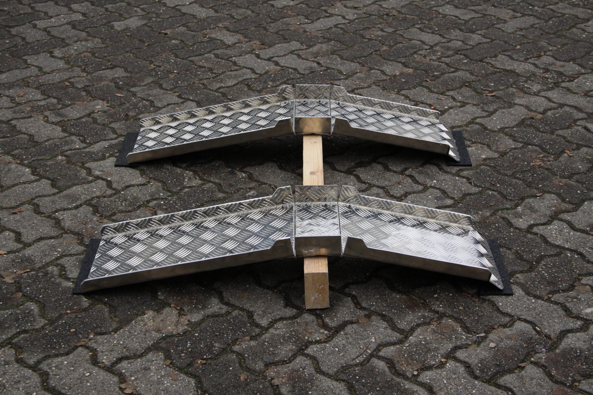 mobile-klappbare-rollstuhlrampe-f-r-stufen-schwellen