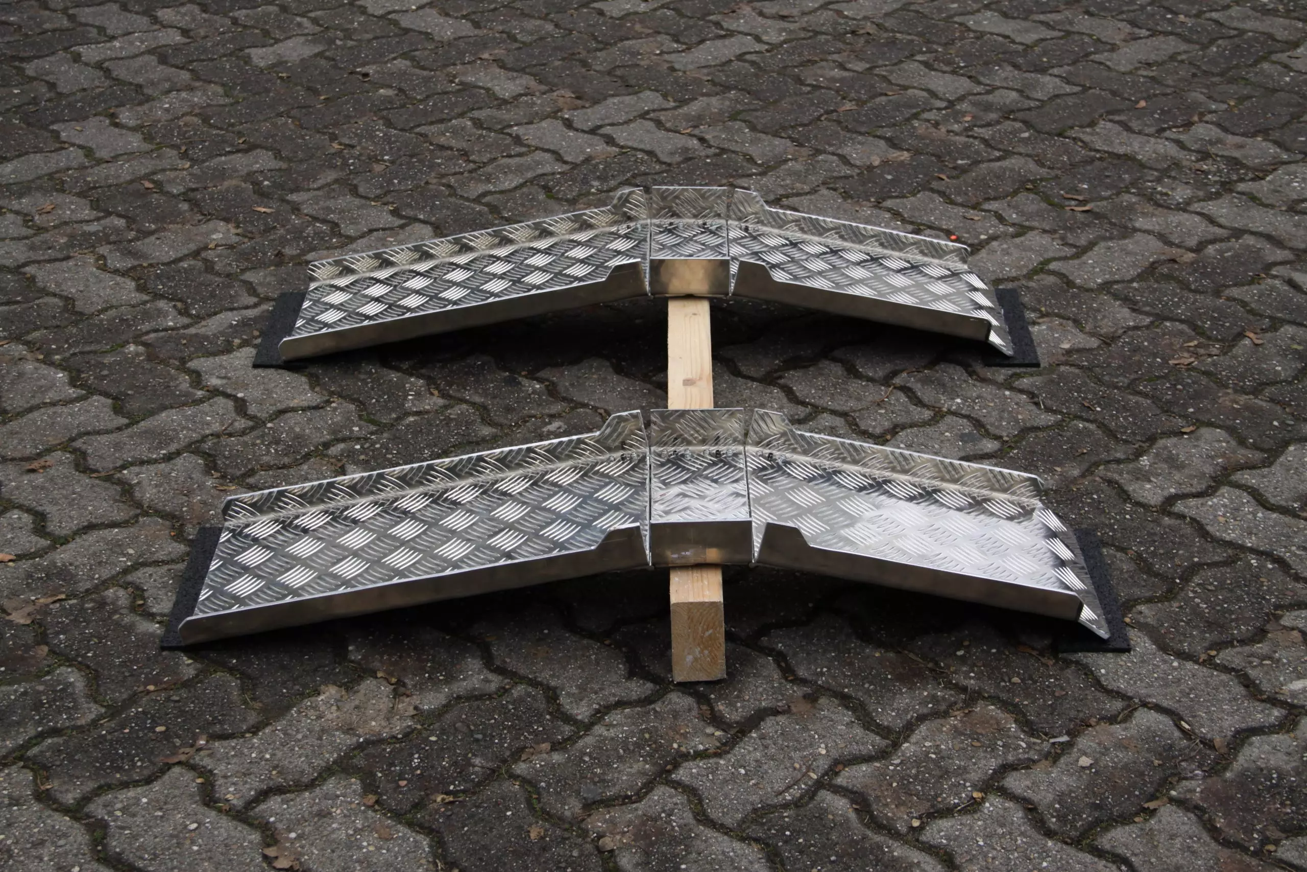Die Rollstuhlrampe ist als Stufenrampe oder mobile Schwellen- b.z.w. Türschwellenrampe zu nutzen. Klappbare Brückenrampe zum mitnehmen. Die klappbare Rollstuhlrampe ist als mobile Stufenrampe oder Schwellen- b.z.w. Türschwellenrampe nutzbar. (Brückenrampe)