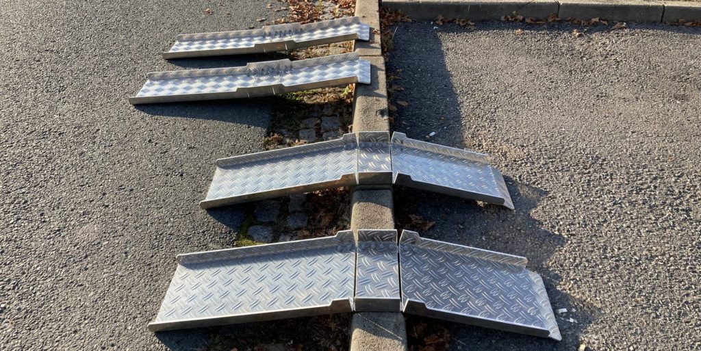 Stufe? Schwelle? Kein Problem mit unseren Rollstuhl.rampen Rollstuhl? Stufe? Schwelle? Kein Problem mit unseren Rampen!
