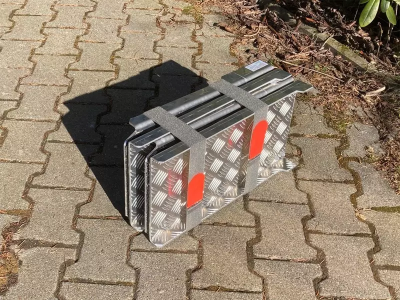 Zwei Rampen zusammengeklappt mit Klett-Spanngurten gesichert.. Rollstuhlrampen zusammengeklappt und mit Klett-Spanngurt gesichert.